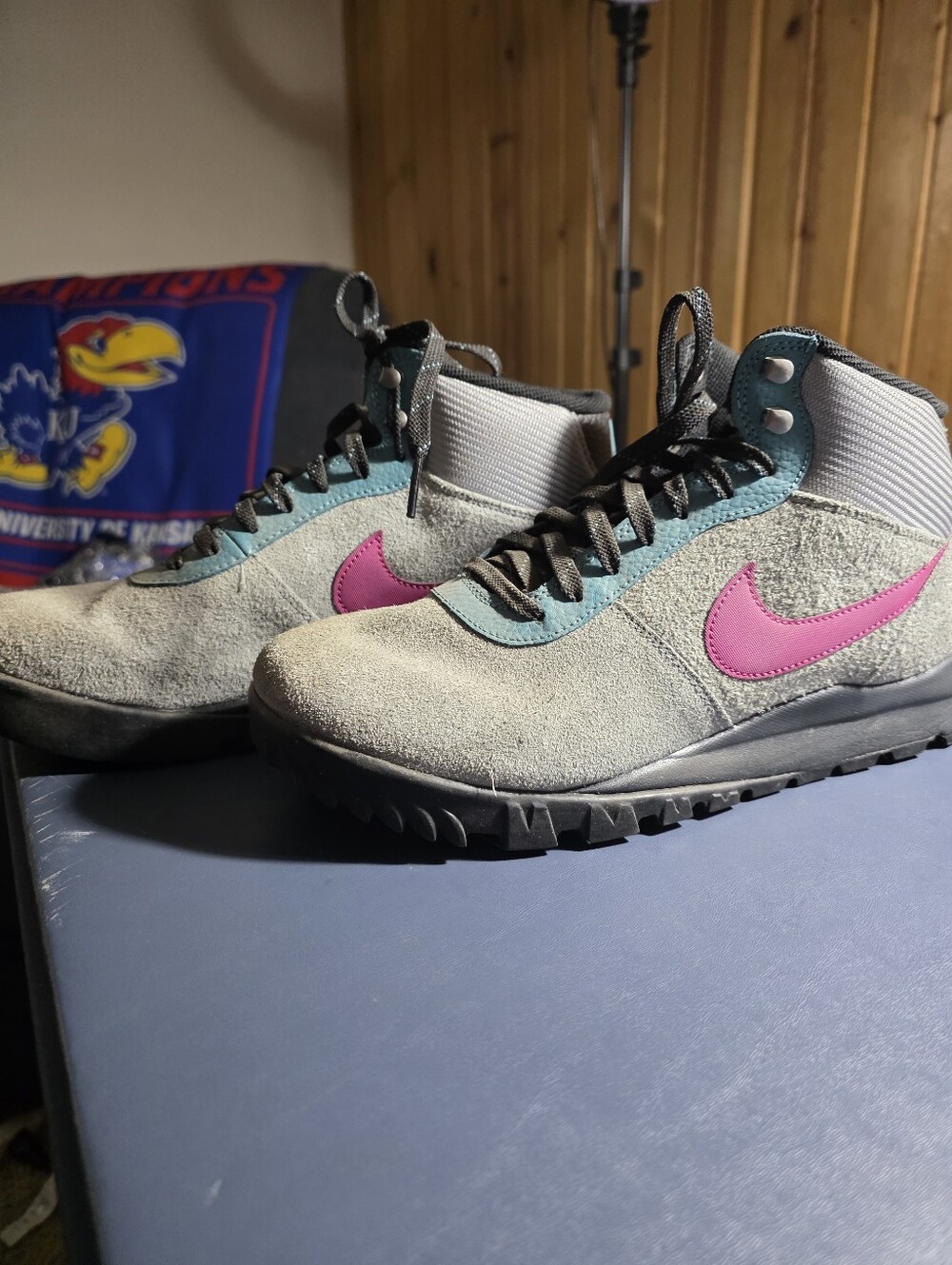 Nike "Hoodland" Boits in Gray with Pink Swoosh Size 10.5m.